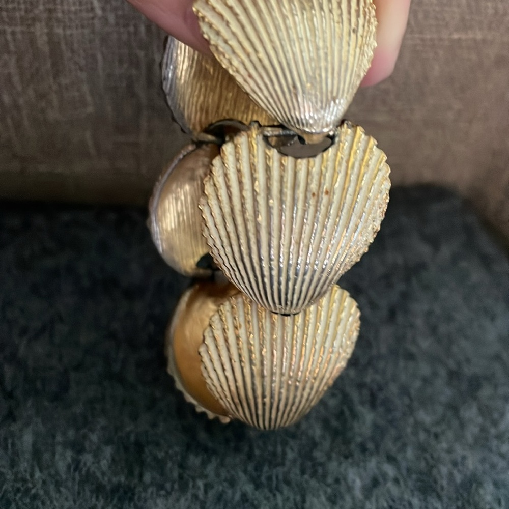 Vintage Gold tone Shell Bracelet - Picture 6 of 7